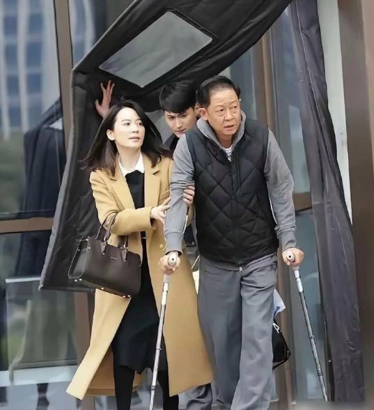 老戏骨人缘真好，都这样了，身边还是美女不断啊 ......
