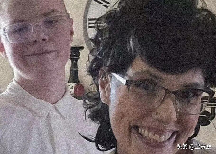 这张合照里邪魅一笑的人便是将母亲爆头枪杀的14岁美国少年！只因一点琐事，他便亲手