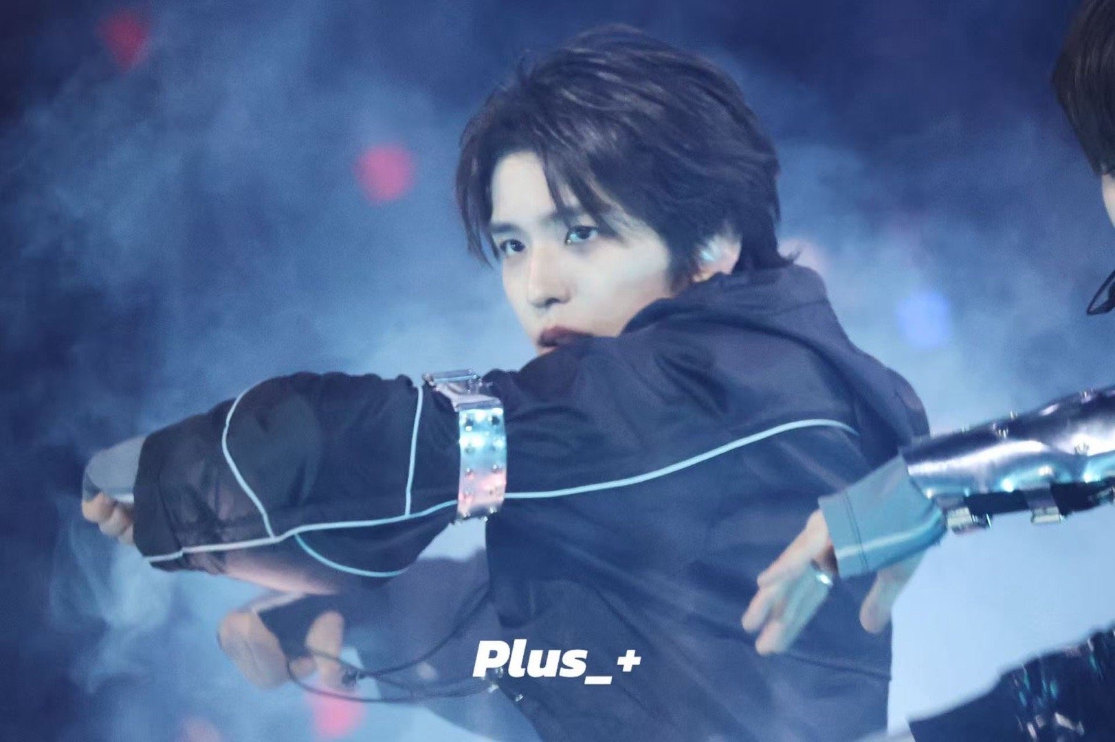 吃饱喝足上线看李松河帅得梦回首尔d1 我又美了好喜欢这几张啊🤤 