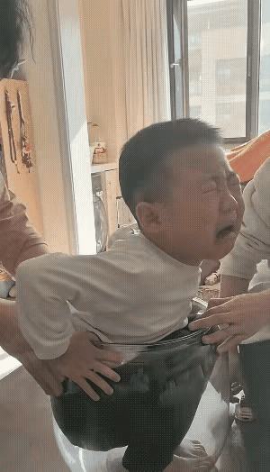 三岁熊孩子在家里自顾自的玩耍着。突然，奶奶与妈妈听到一阵哭喊声，俩人同时快速走到