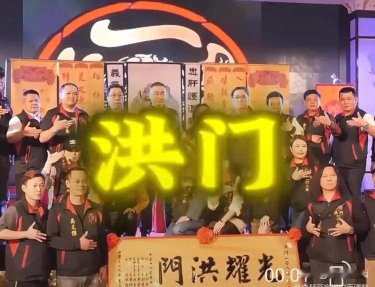 这套行礼流程有明确区分：首领行礼时呈弓步，右手竖拇指反复三起三落，后续搭配抱胸、