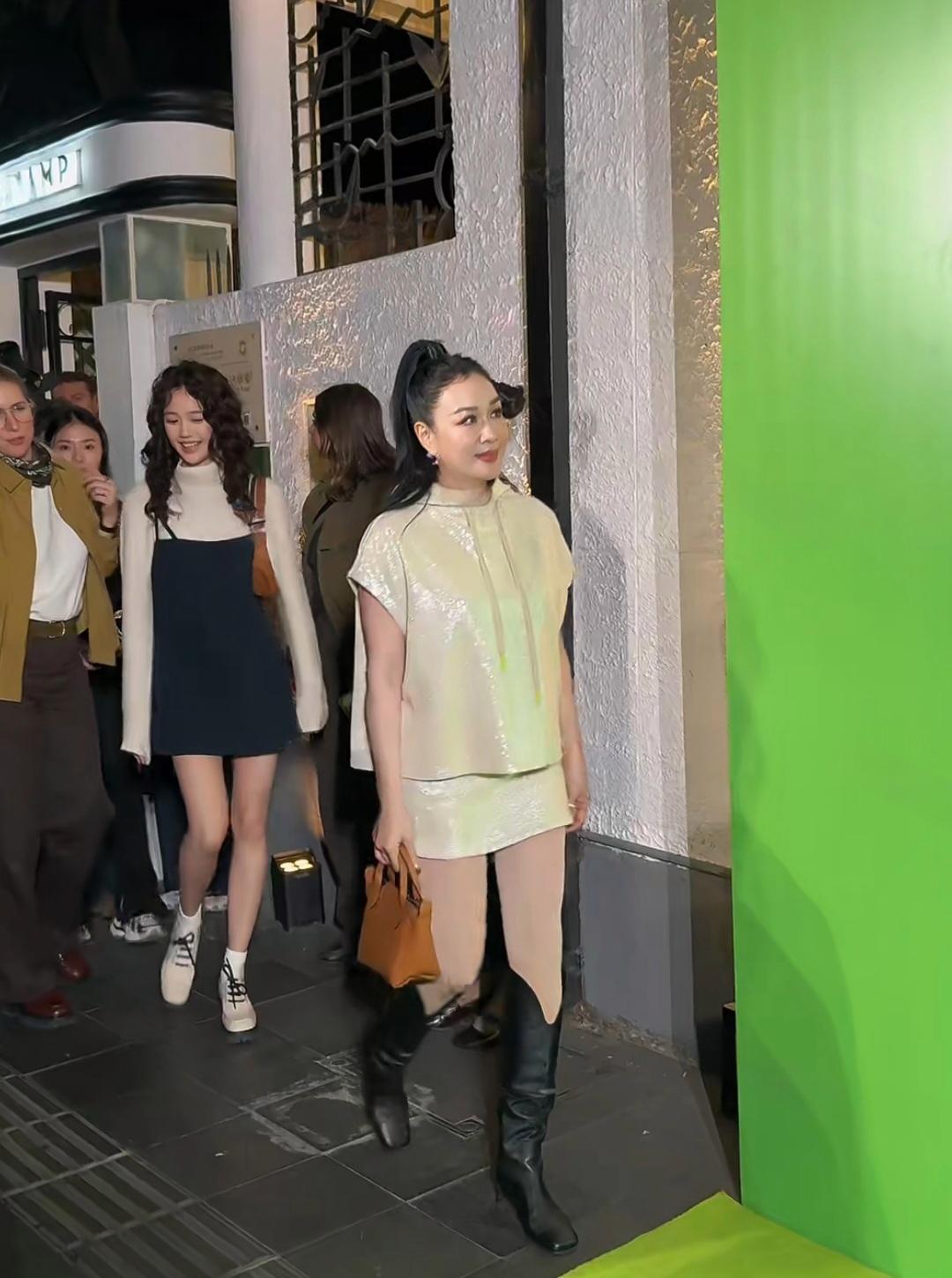 钟丽缇本人一点也不胖好美好年轻，小女儿考拉真漂亮个子高有星范儿!虽然网上经常有人