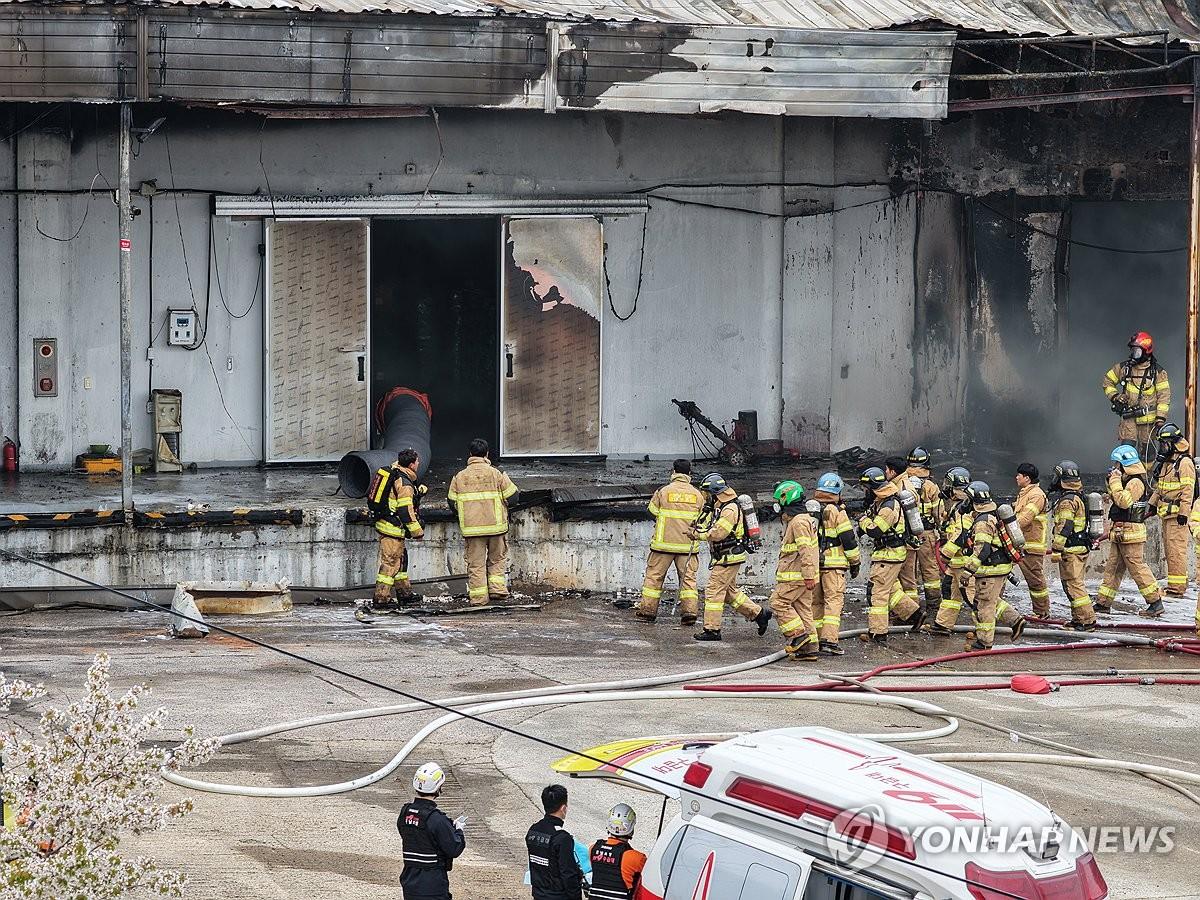 韩国一冷冻仓库发生火灾。

据悉，该冷冻仓库地面因老旧施工的环氧树脂油漆开裂、脱