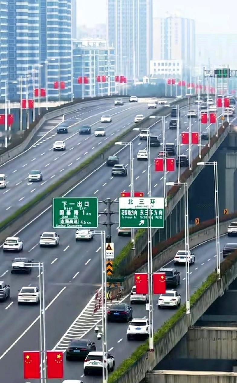 今年走在中州大道，发现国旗没以前密了吗？
真是隔一个灯杆挂一处，间隔拉开了。
