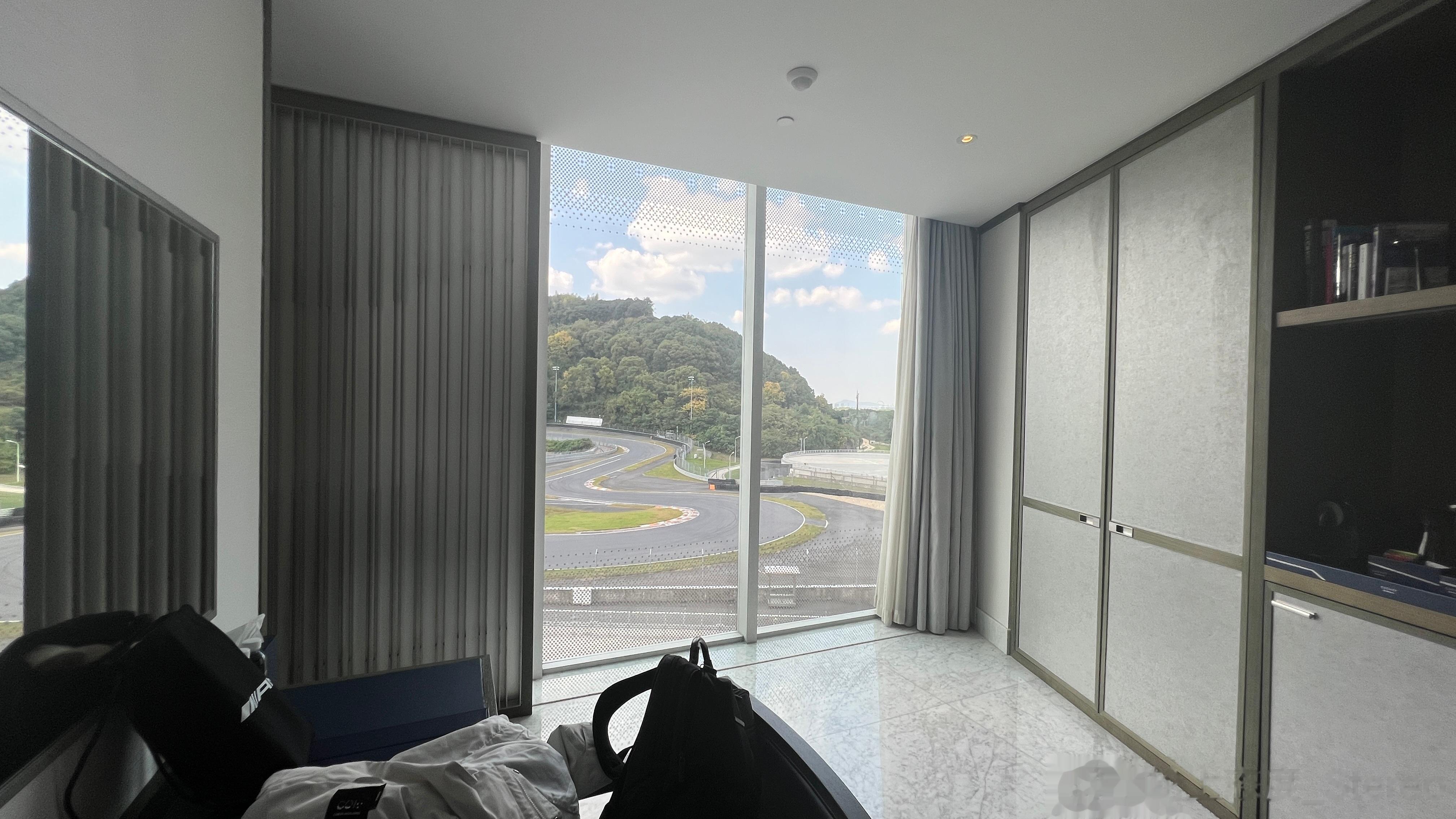 我超，真让我住一号弯啊[苦涩][苦涩][苦涩]#我与汽车的日常#  ​​​