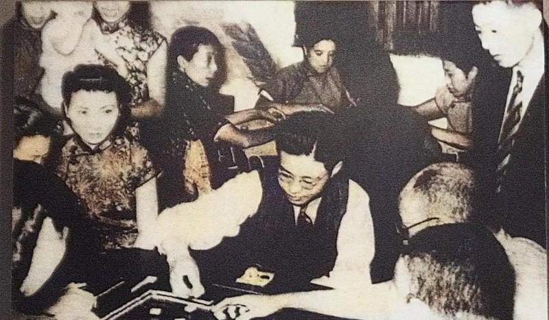 1922年，黄金荣不顾众人的苦劝，毅然抛弃了发妻林桂生，娶了正值青春的露兰春，但