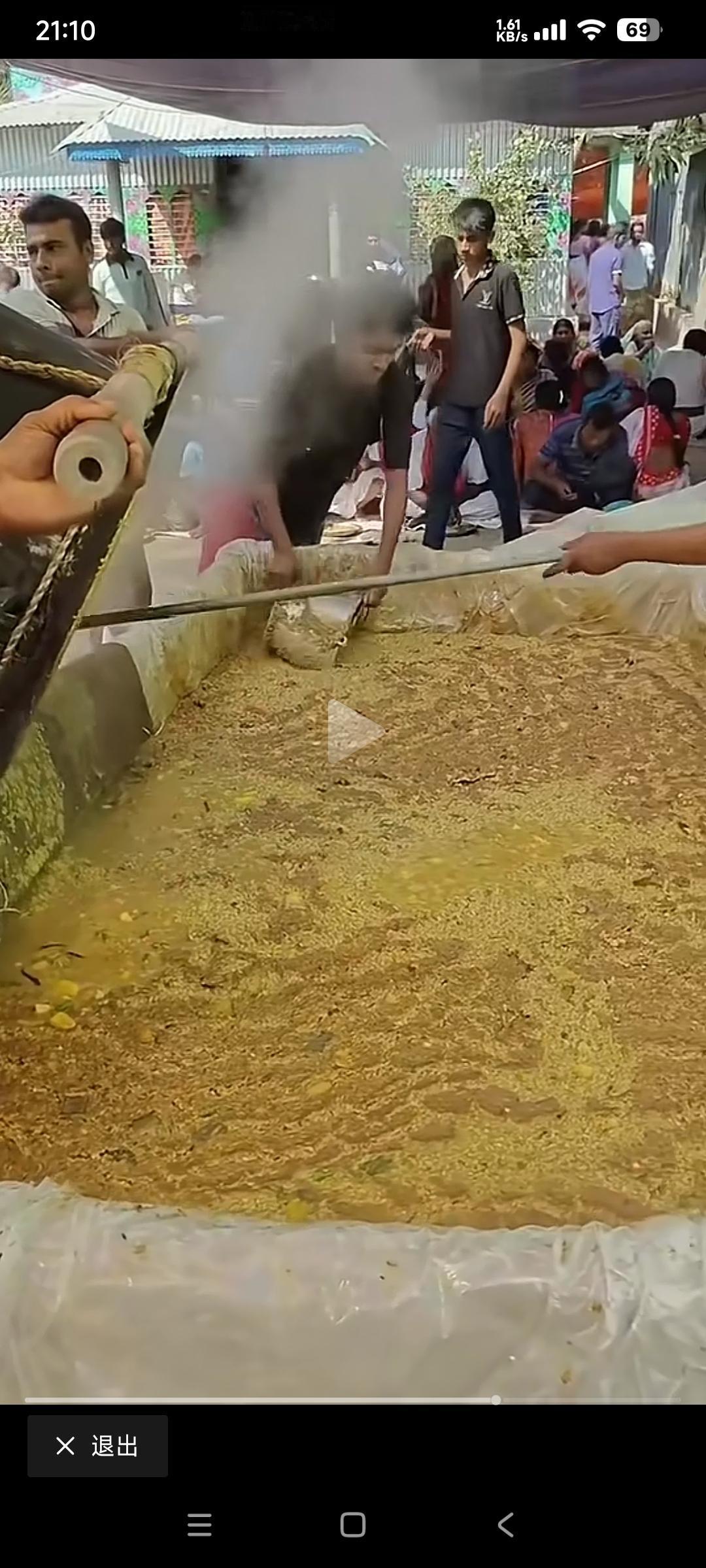 印度人结婚请宾客吃饭，真的就是吃咖喱饭。

印度农村人不论白事红事，都会邀请一大