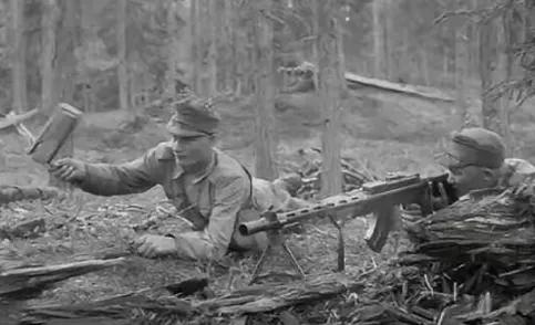 1945年，机枪手杜相云发现，日军掌握了他的射击规律，每次他一开枪，日军就卧倒，