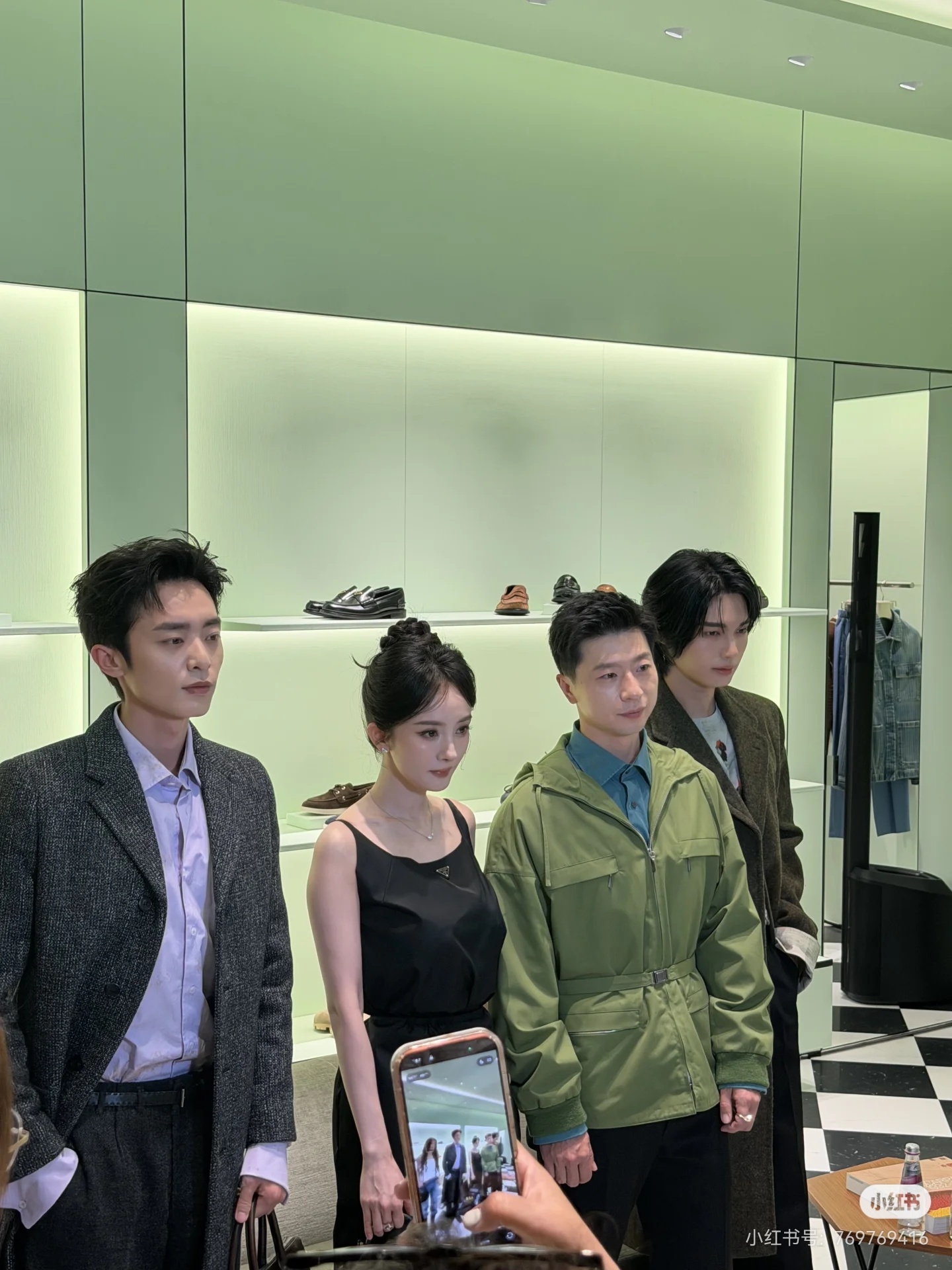 好像那个在看别人social的乐趣还贴心补了一句上午见了