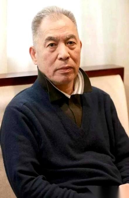 作家梁晓声，亲口讲过他小姨一辈子的事。
二十多岁，没结婚，肚子却一天天大起来。单