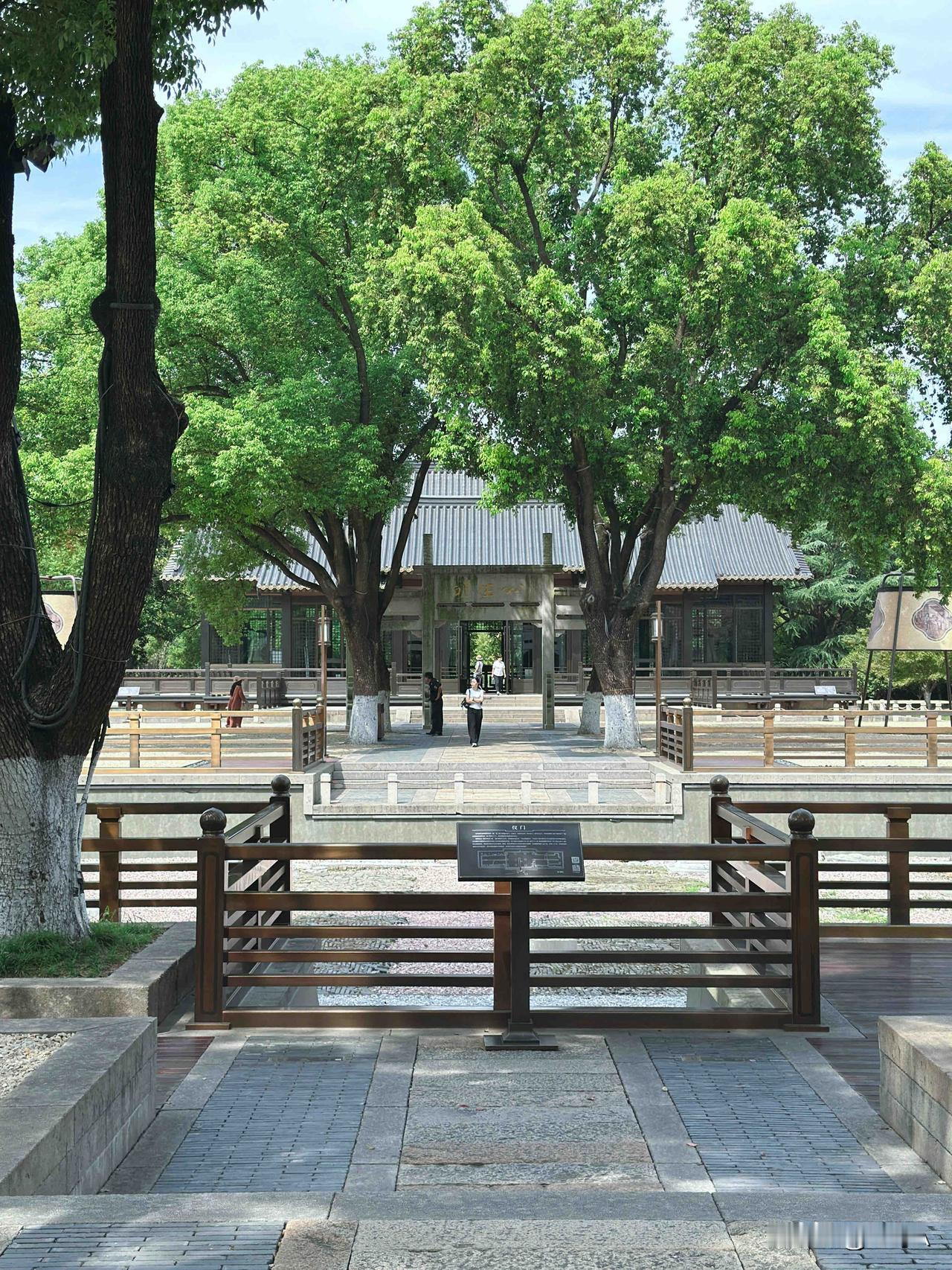 嘉兴·子城遗址公园❶

位于嘉兴市南湖区府前街的嘉兴子城遗址，始建于三国时期，从