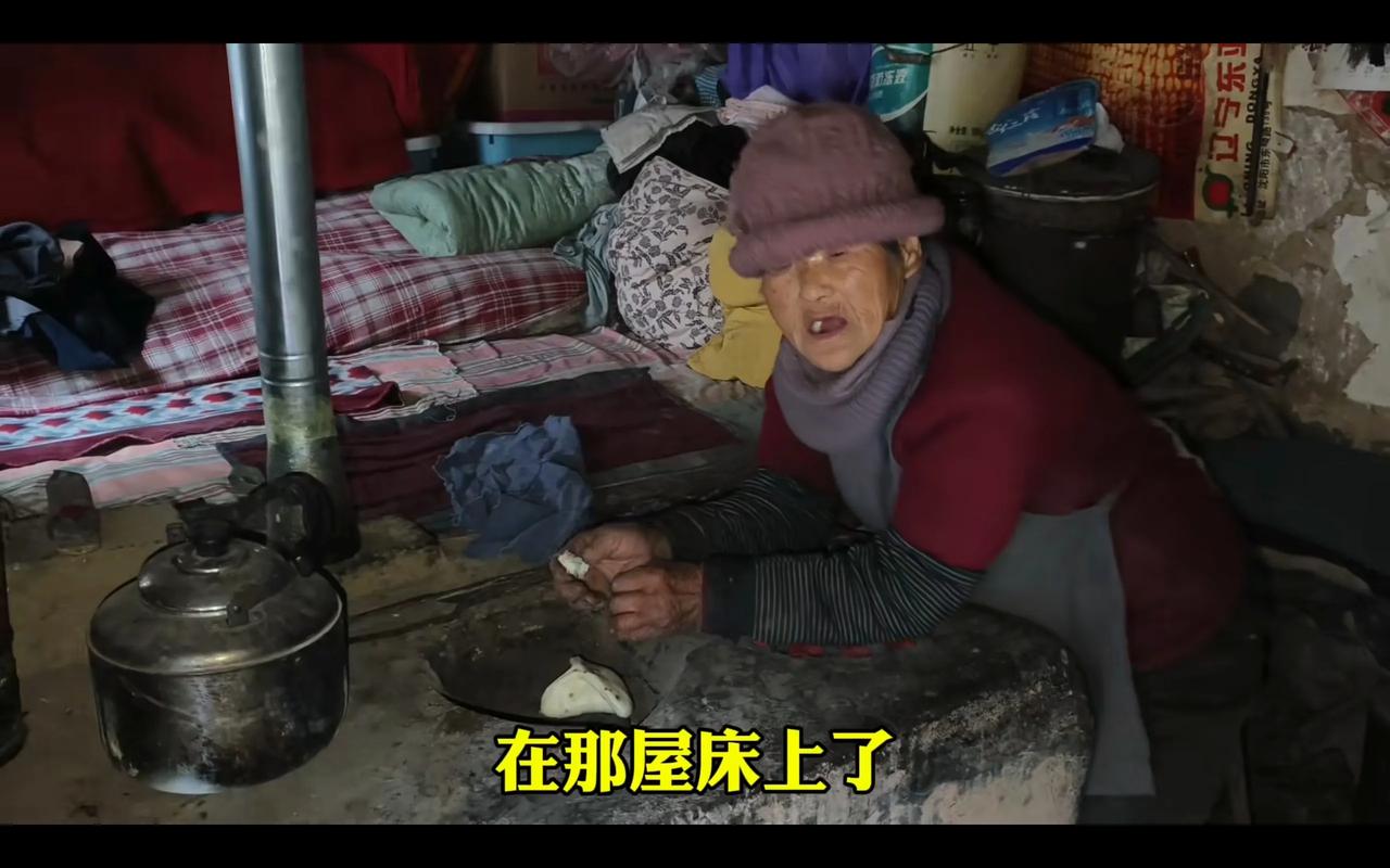 90岁的老奶奶围着火炉吃着馒头，简简单单的一餐。小万给奶奶买的小度电视，也被奶奶