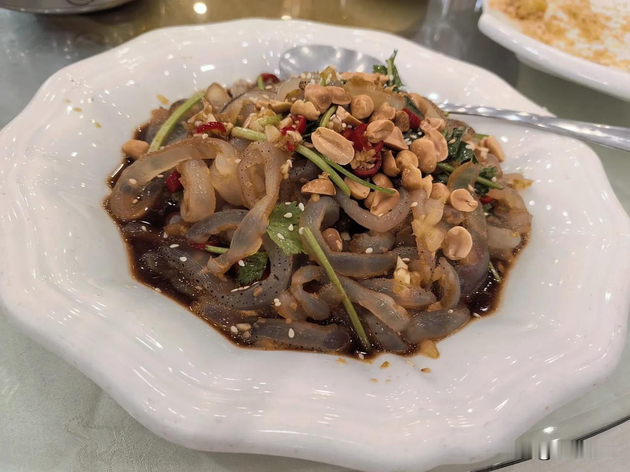 吃过早餐后，我就开始打扫卫生，房子看起来很干净，其实到处都是灰，弄得我一身汗！