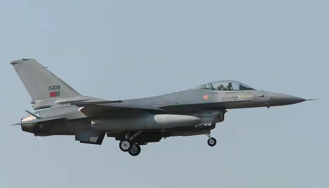 基辅真是杀红眼了！跨年夜派无人机炸了赫尔松的咖啡馆和酒店，造成27人死亡，连孩子