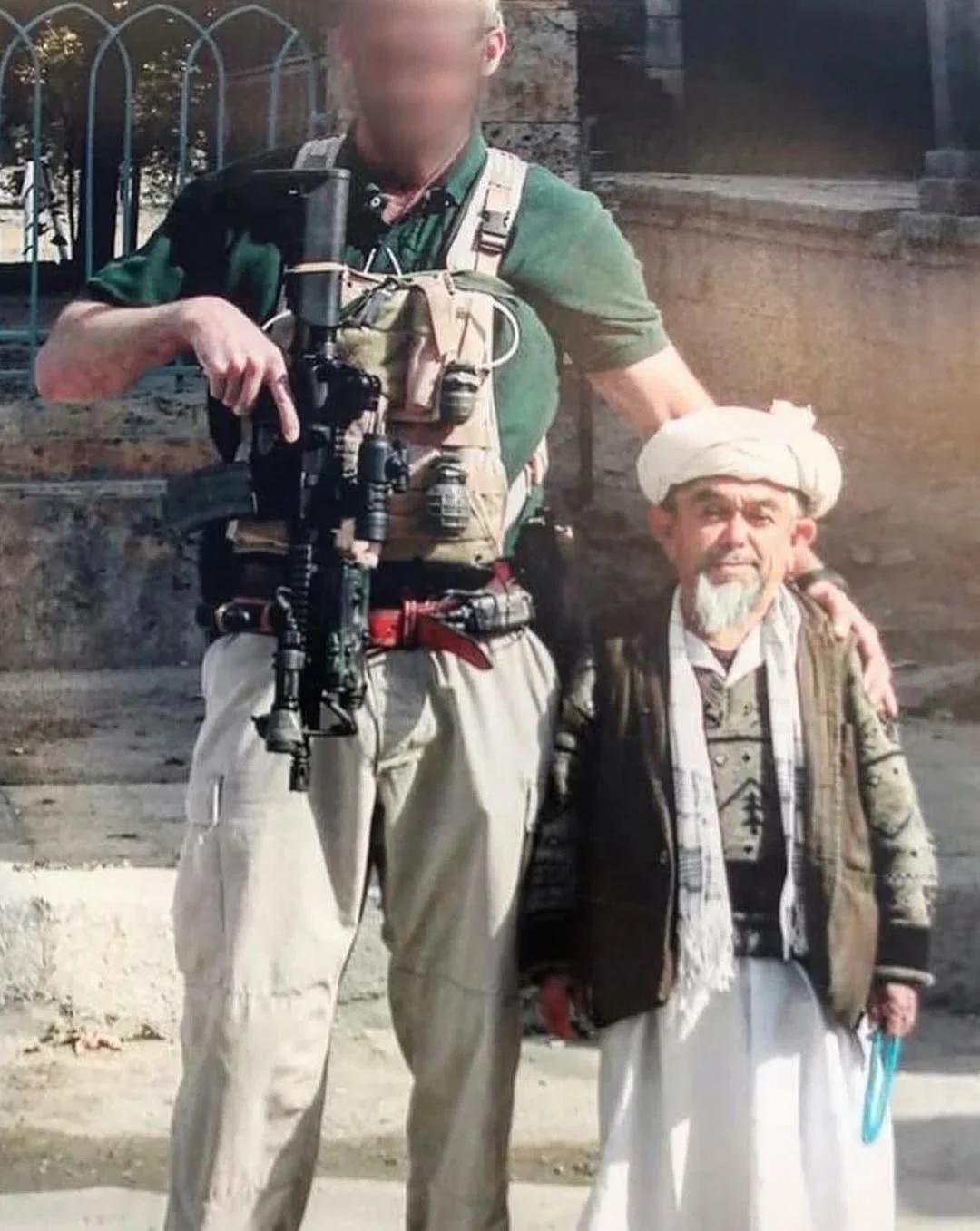 美军海豹突击队成员与阿富汗小矮人