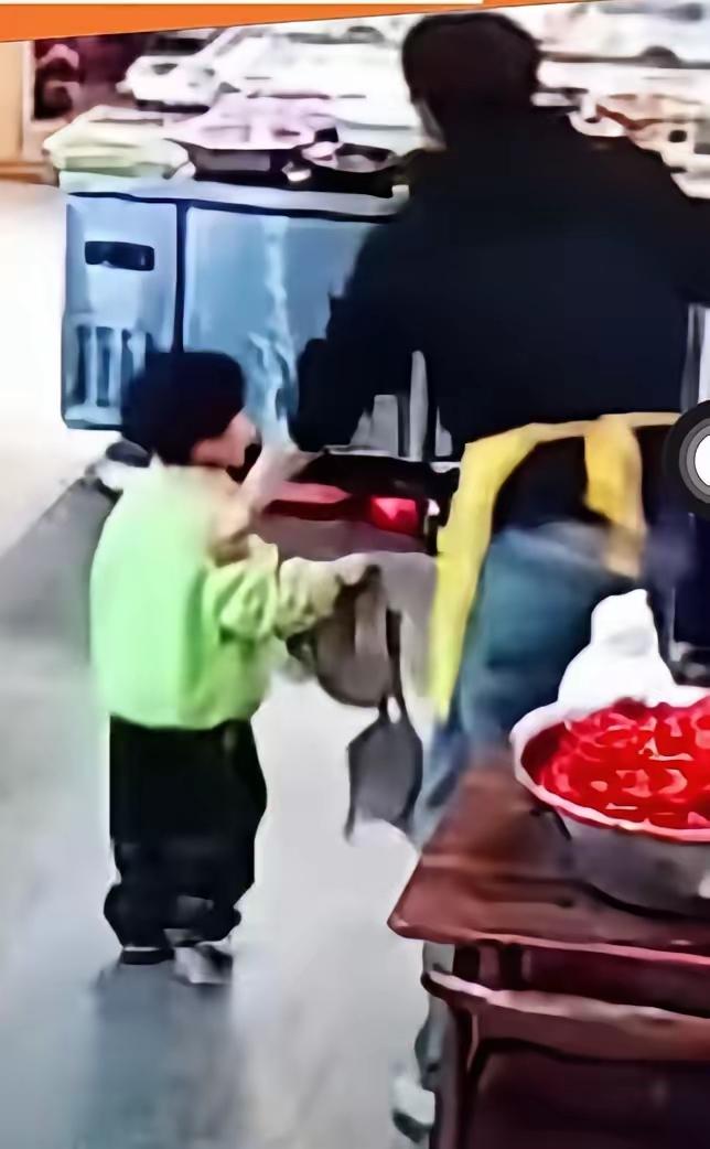 浙江小男孩在垃圾桶捡了件女士黑色内衣，兴高采烈捧回店里给家人看，店里大人笑作一团