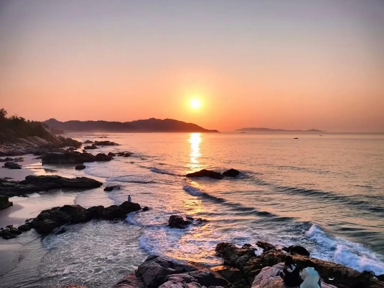 海日生残夜，江春入旧年。