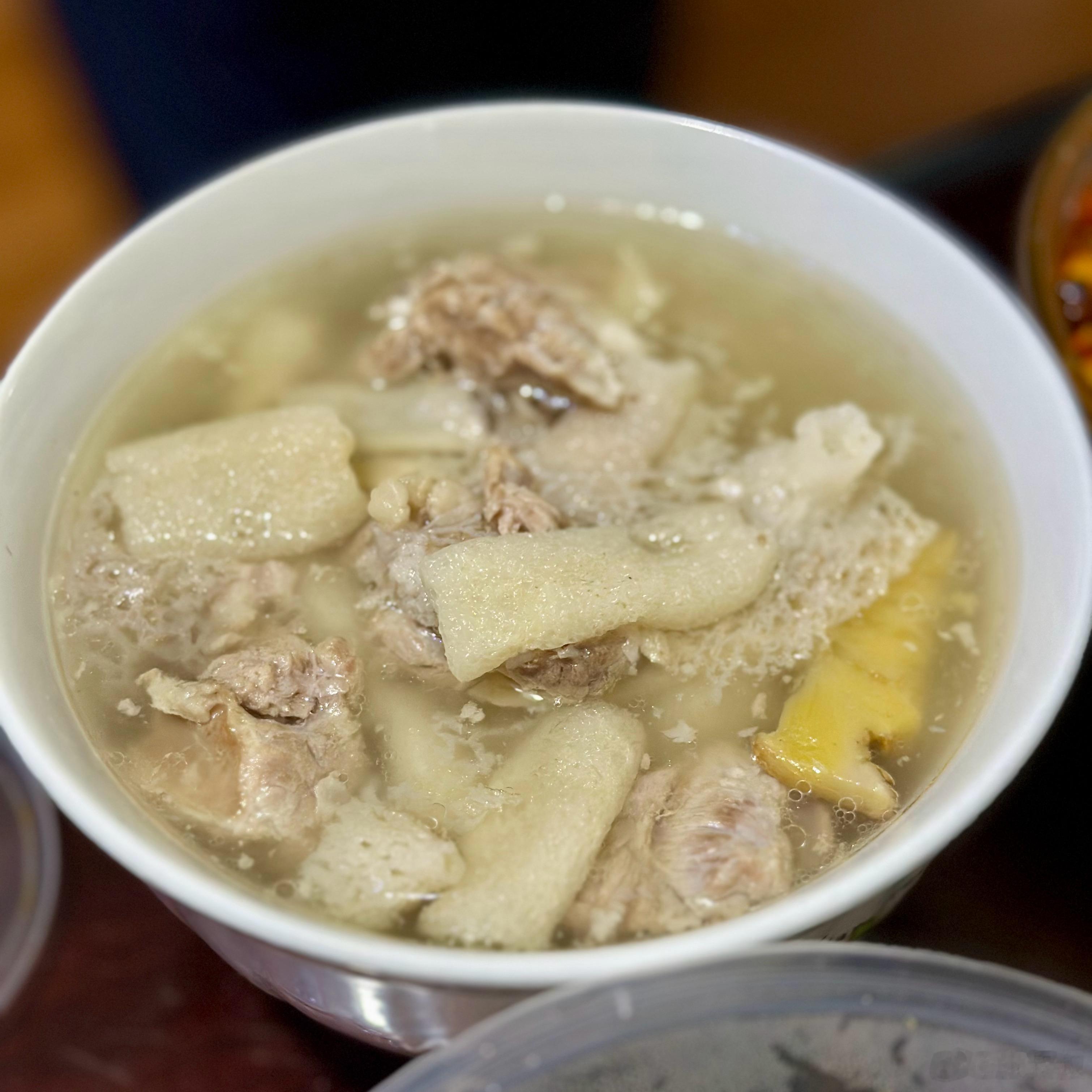 爸妈做不动饭了，今天的中秋家宴是分几个餐馆打包回来的。虽然不好吃，但确实是慢慢的