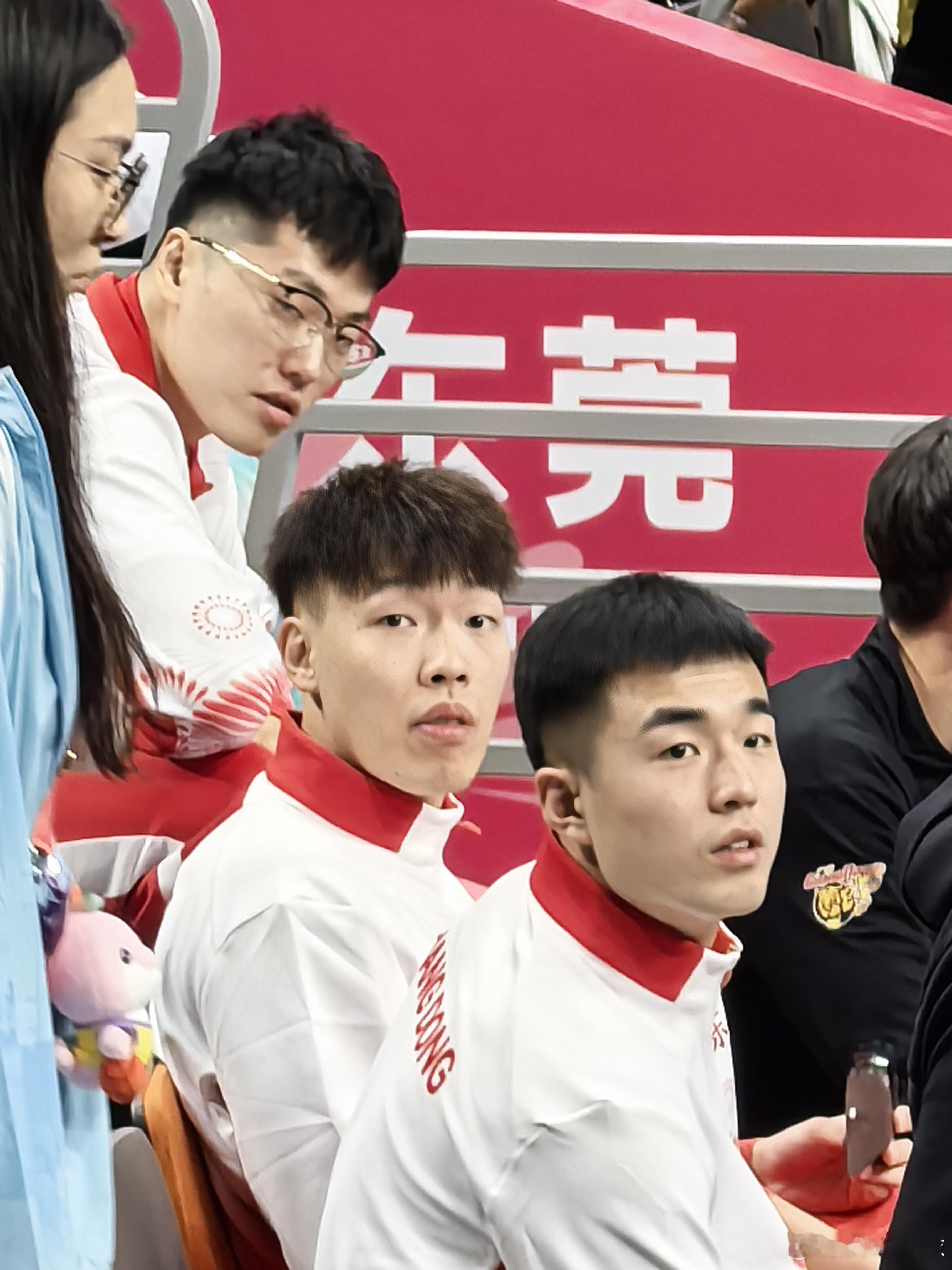 啊哈三张们连领奖服都已经穿好啦？