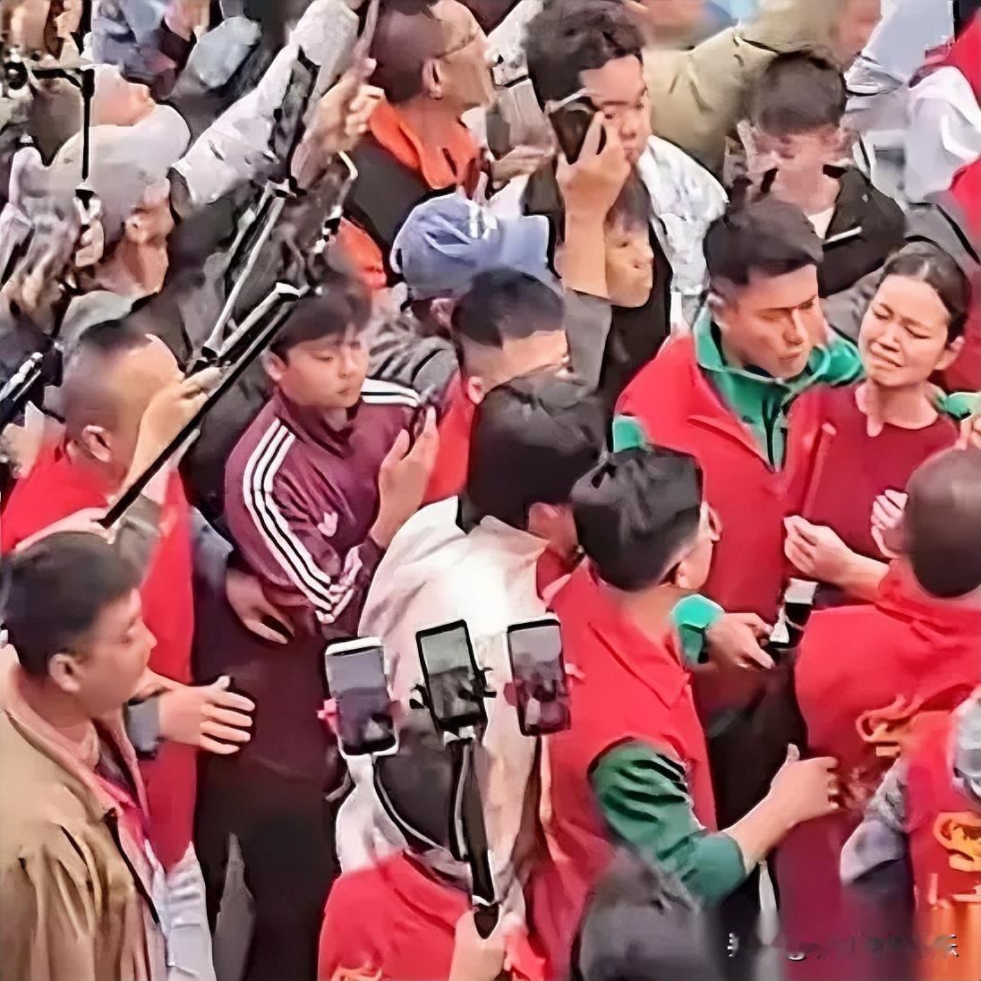 绿衣马甲男子到底是谁？AI说是乩童的亲舅舅，并不是许家的爪牙，在乩童小女孩崩溃大