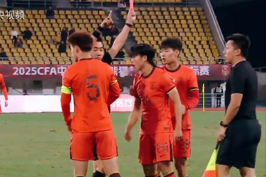 莫名其妙领红牌！中国U22男足换上全主力准备强攻，汪士钦失位后拉拽又怒推对手被罚