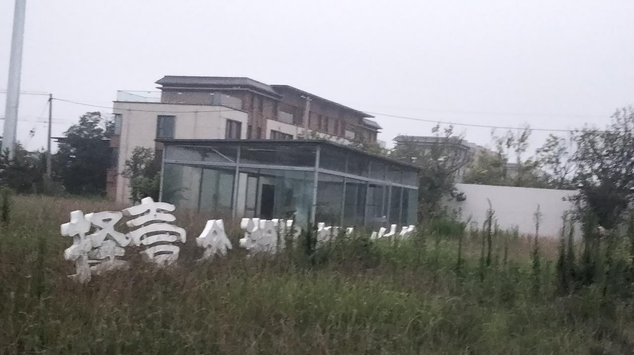 从常规房地产开发的运作逻辑多数情况下，开发商在项目前期就已经锁定了收益空间。
1