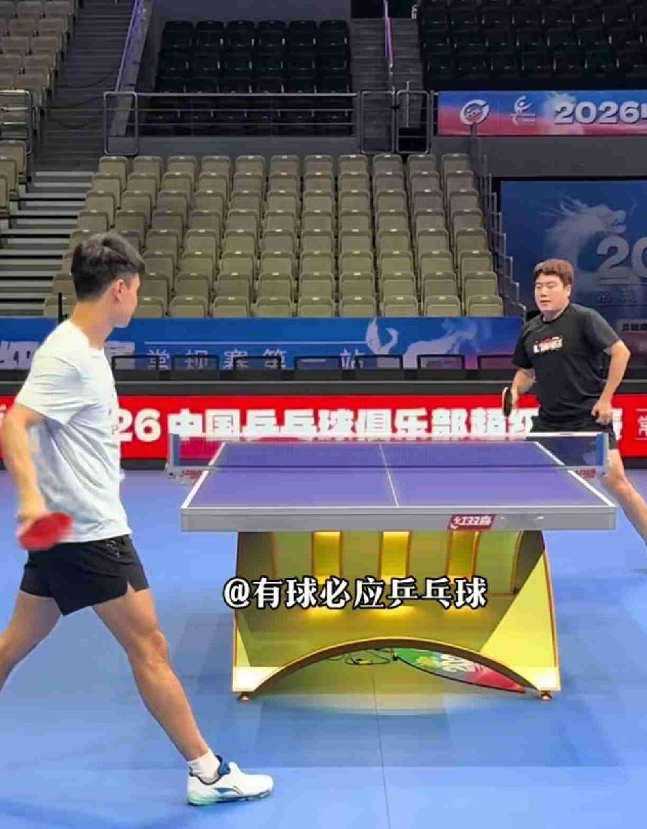 乒超联赛大连场馆，
梁副队和周启豪已经开练了，
王队正在去的路上，
你们马上就能