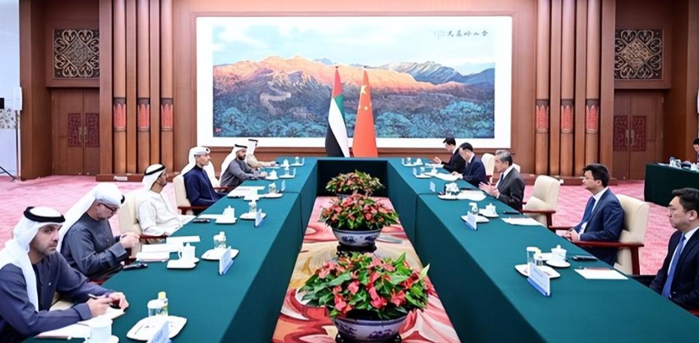 中东打成这样，阿联酋没去华盛顿，没去布鲁塞尔，专机直飞北京。而且来的不是外长，是