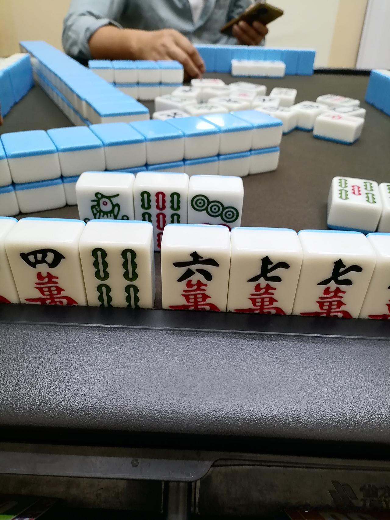 如果老输不赢，及时止损是上策。实在控制不住自己，就想方设法减少上场的次数。可以找