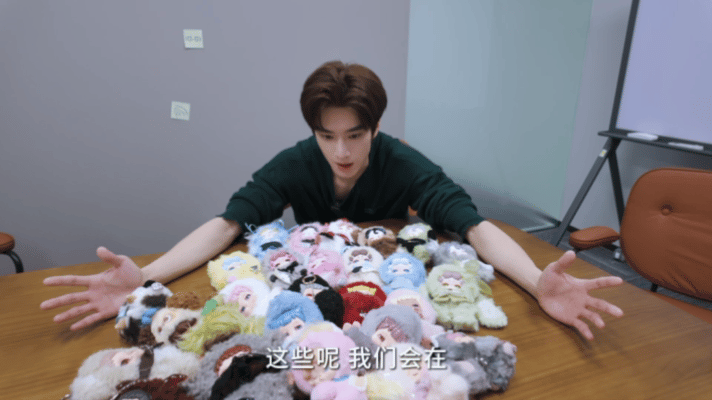 张康乐拆盲盒拆出综艺感张康乐拆盲盒送粉丝 谁懂啊！看张康乐拆盲盒全程笑到打鸣，他