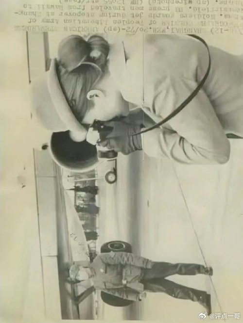 1972年尼克松访华时，美记者抓拍到的专机旁一名解放军战士 ！v5 