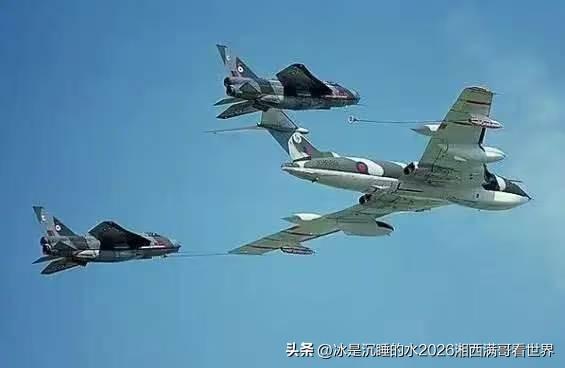 分享一张经典的英国佬“闪电”截击机与“胜利者”加油机进行空中加油的精彩靓图，很有