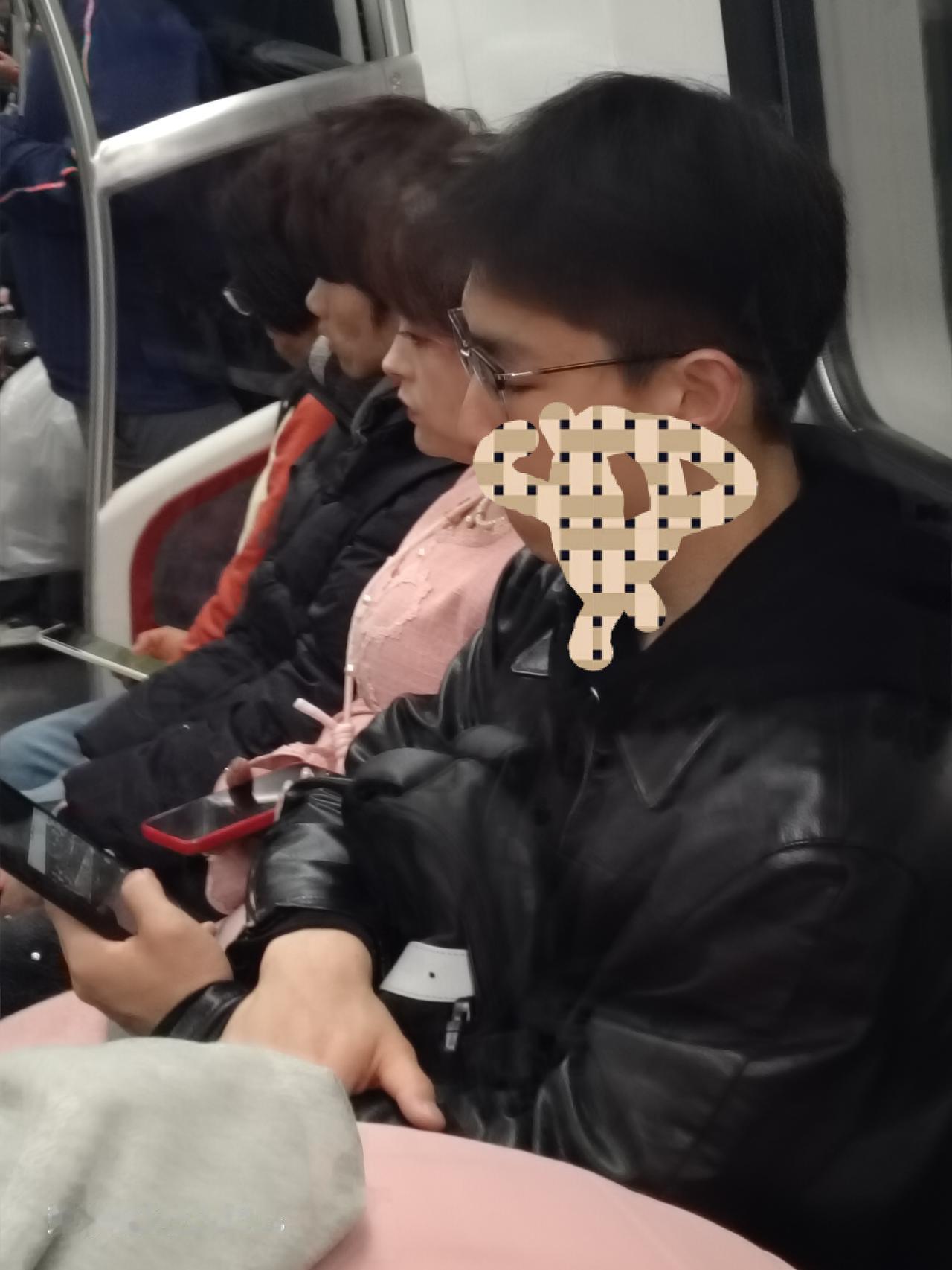 这个小伙子看见美女就让座
  武汉地铁车厢一排座位一般都是坐6个人，除非有个大胖