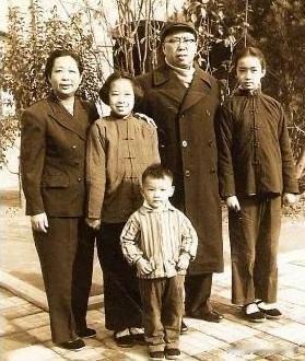 这是上世纪50年代，开国元帅罗荣桓与夫人林月琴及长子罗东进、长女罗北捷、次女罗宁