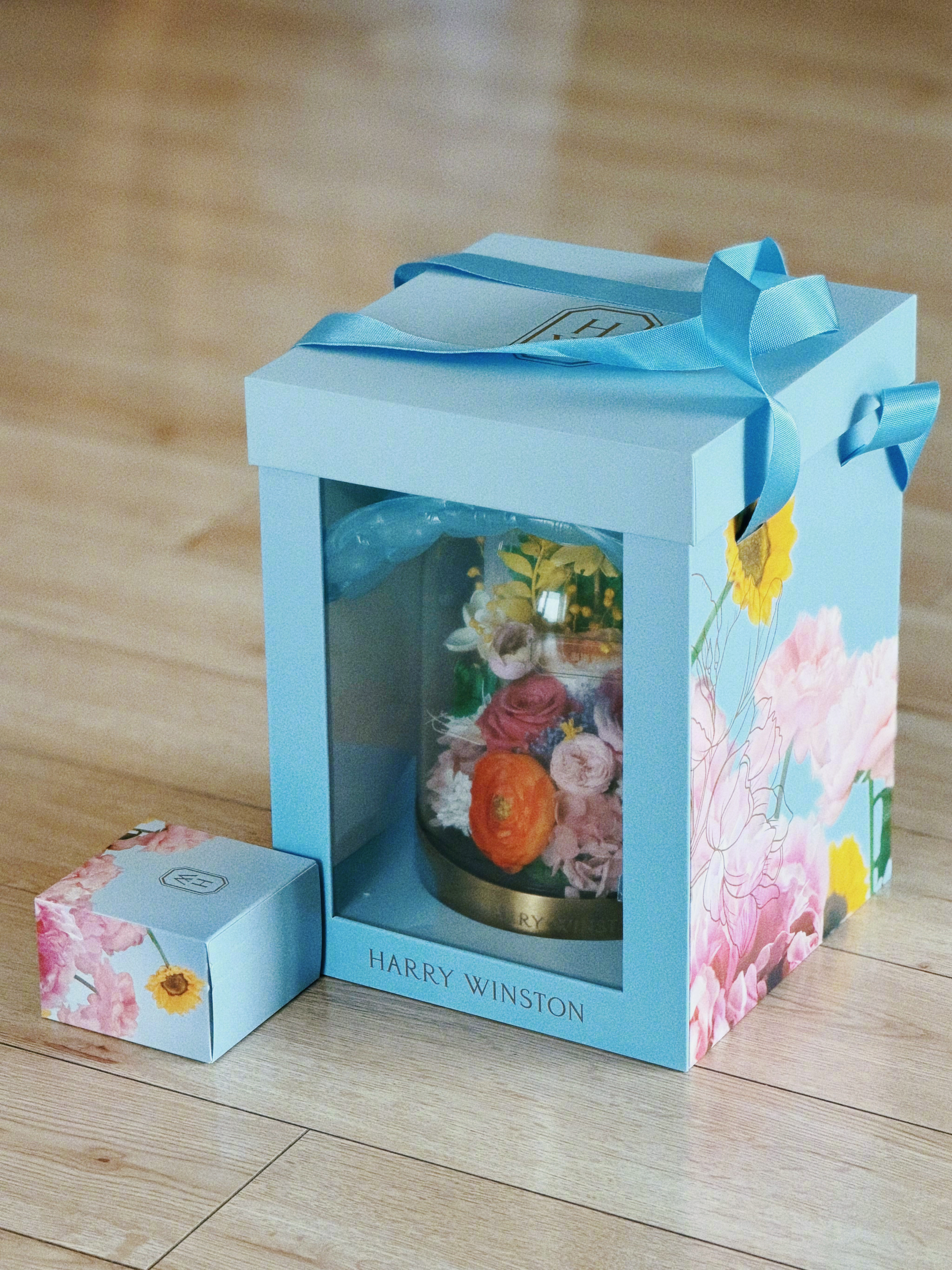 @ Harry Winston 海瑞温斯顿 💐🌻 收获仲夏的美好时刻。评论区
