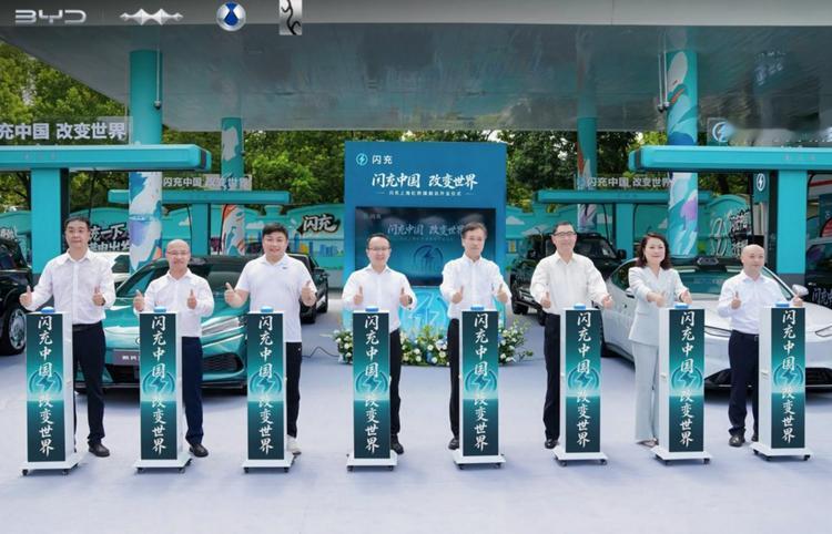 呦！还能这么玩！
比亚迪和中石化合作的「闪充上海虹桥旗舰站」正式开业啦。
今年6