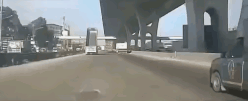 后面这个小卡车就是没有注意观察，没有隐患意识。他应该及时发现自卸车可能发生的事故