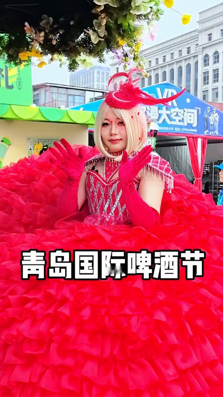 朋友们，这里是第三十六届青岛国际啤酒节崂山会场。