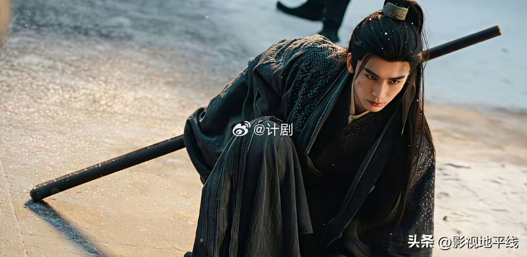 张凌赫算出圈了吗？据悉，张凌赫成为微博首个破亿演员，关于他在《逐玉》中扮演的谢征