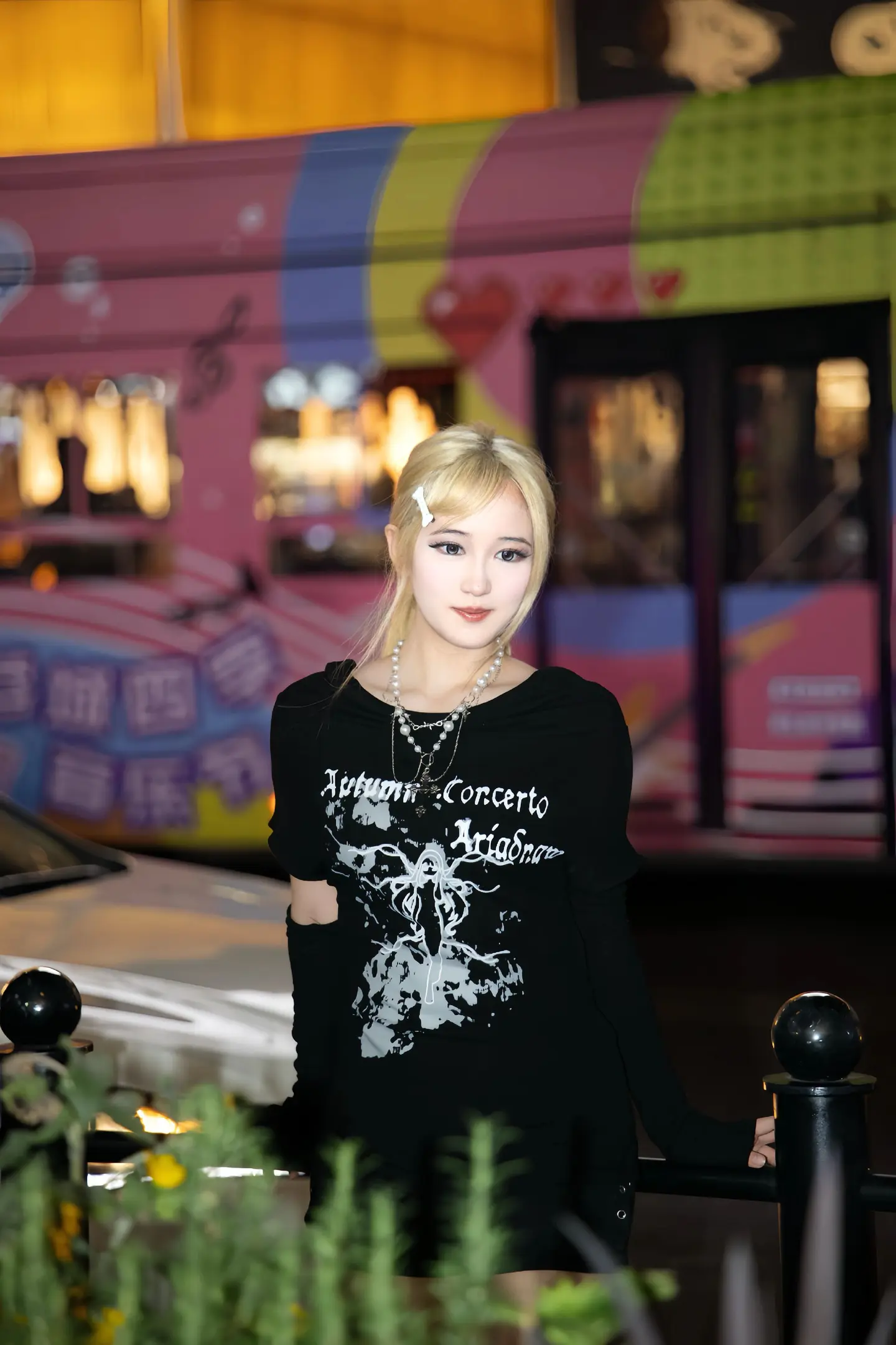 街头随拍。在春熙路商圈捕捉到超有氛围感的画面，光影和建筑都很绝~快去拍拍看！📸