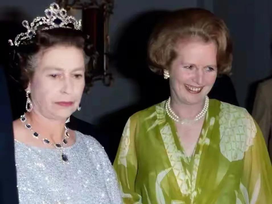 这样一看，英女王的颜值和气质，还输给了撒切尔夫人呢？
一个英国首相、一个英国女王