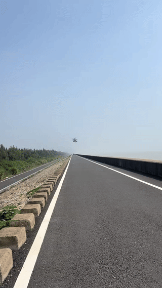 网友在海边的公路上意外偶遇一架国产“直20T”突击运输直升机！
当时这架直升机正