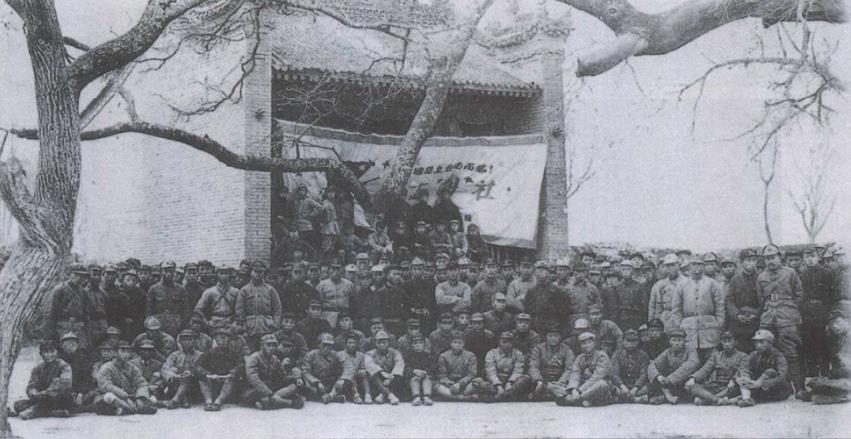 红一、红二、红四方面军团以上干部于1936年在甘肃省宫和镇合影。
第一排(坐者)