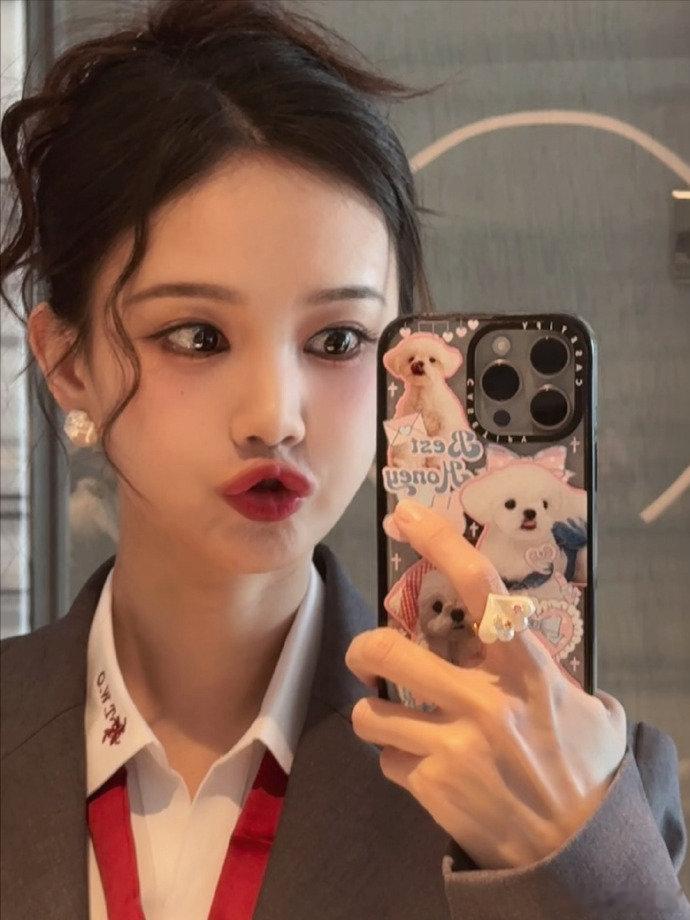 李一桐职业装look  李一桐金鱼嘟嘴  李一桐在职业装 look 中展现出非凡