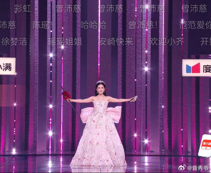 谢娜的第一次直播真人秀 谢娜一开口就觉得安心，乘风舞台有她控场特别稳，女综主持这