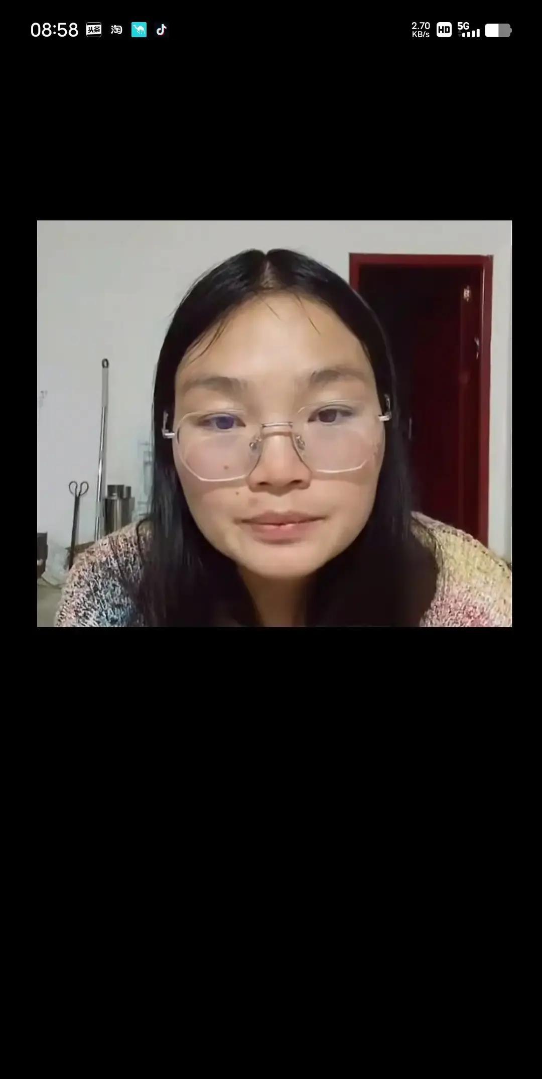 菲菲刚生完女儿就被婆家催二胎，她一句“我不生了”，婚就散了。
搬离家后，她想视频