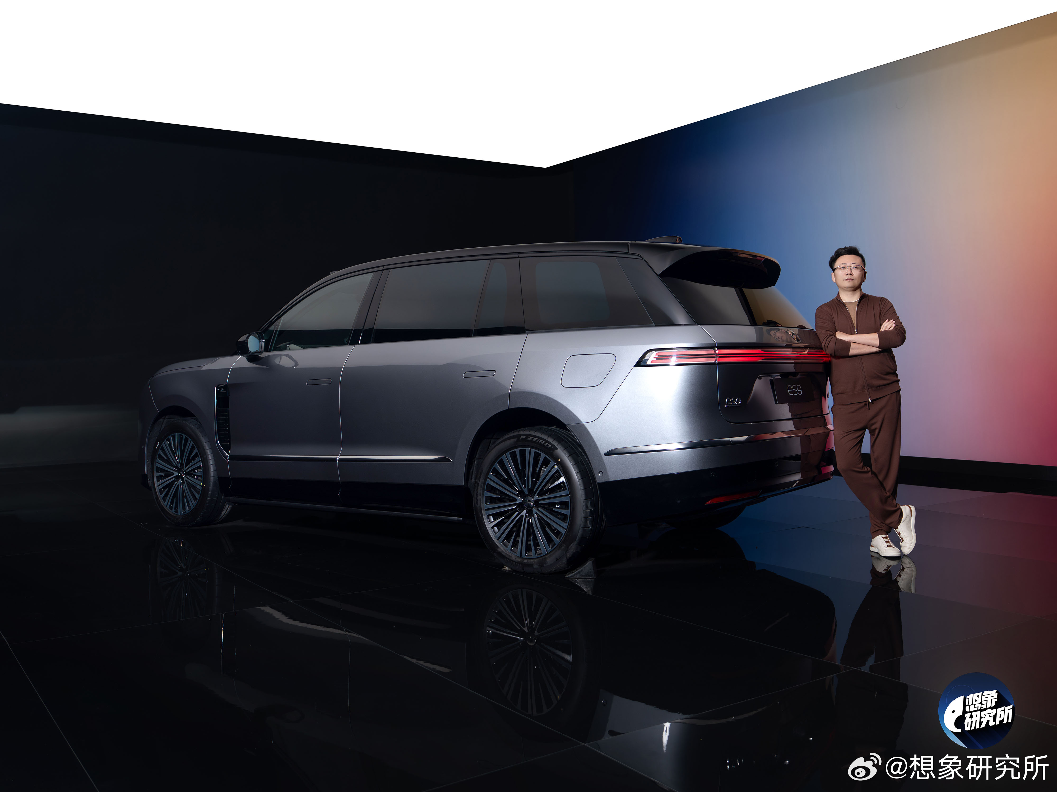 我净身高 180，往 ES9 旁边一站，这大家伙的气场和体量感直接就出来了！蔚来