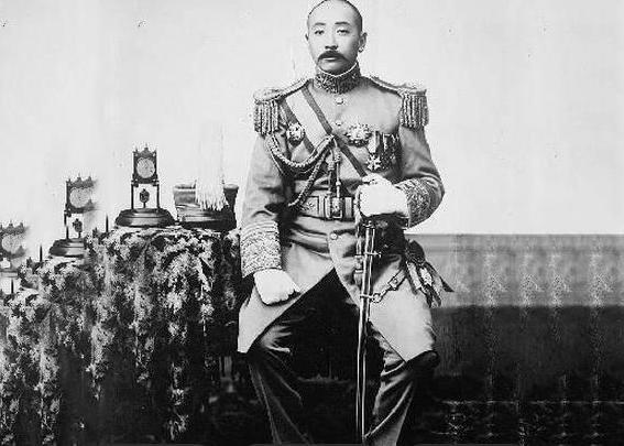 标题：她是张作霖强娶的四姨太，去世后葬入八宝山，4个子女都不简单
张作霖强娶的四