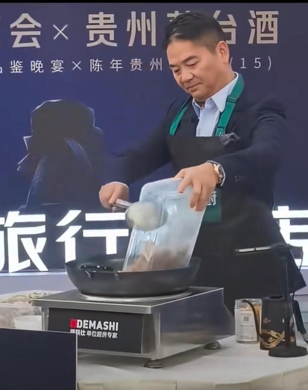 刘强东使坏，直播炒菜时cue了三个人：马云、贾国龙和罗永浩。
刘强东：这锅不会是