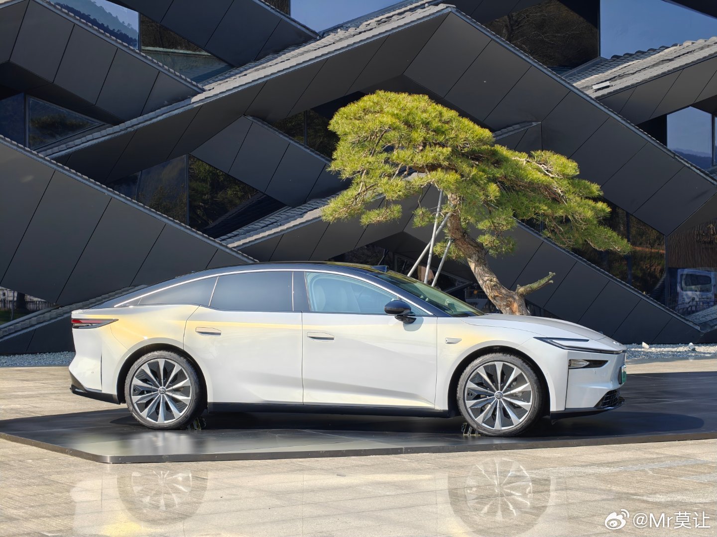 说实话，这台车无法与15万多的价格关联无论是车身尺寸，还是内部空间和用料，更别说